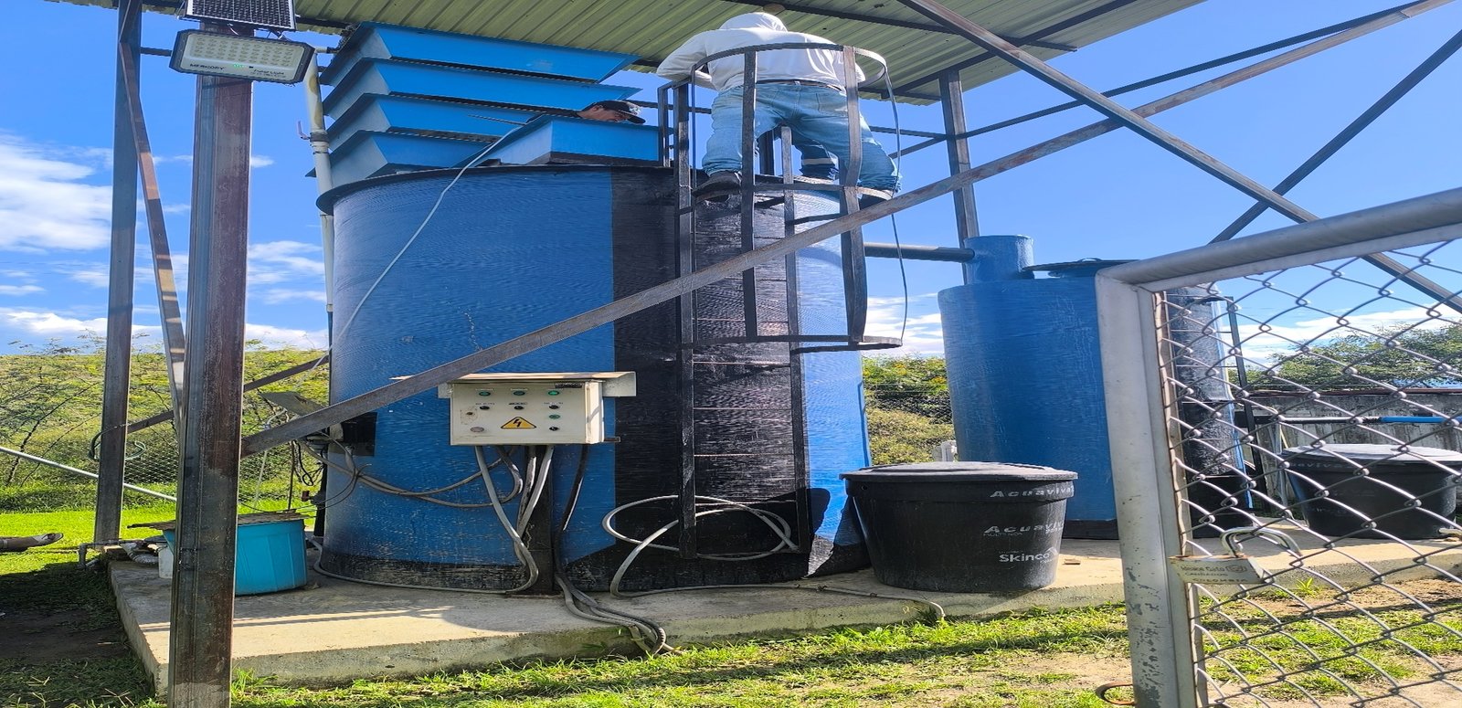 Técnicos de Planeta Azul trabajando en una planta de tratamiento de agua